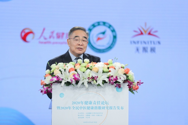 “人民英雄”國(guó)家榮譽(yù)稱號(hào)獲得者、中國(guó)工程院院士、天津中醫(yī)藥大學(xué)校長(zhǎng)張伯禮圍繞中醫(yī)藥戰(zhàn)“疫”的經(jīng)驗(yàn)和貢獻(xiàn)進(jìn)行了主題演講.jpg