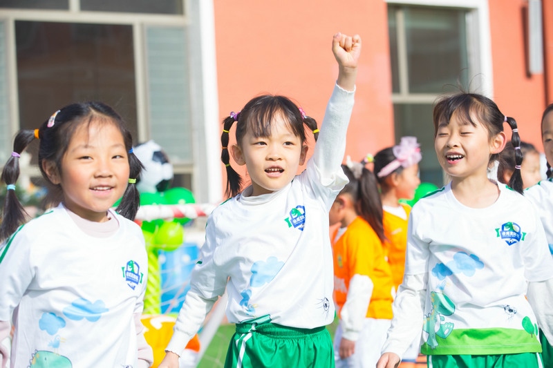 7.趣味比賽中，取得進(jìn)球的孩子正在慶祝.jpg