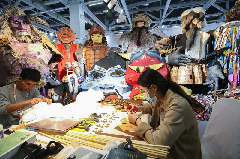 5.烏蘭劇社戲劇創(chuàng)作實踐工作坊，內(nèi)蒙古藝術(shù)學(xué)院學(xué)生現(xiàn)場制作相關(guān)道具.jpg