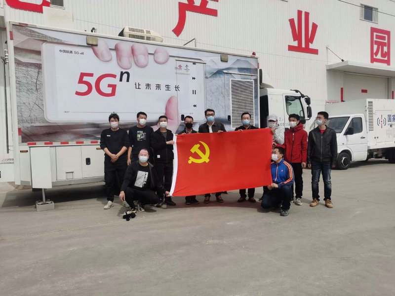 通遼重保工作組與現(xiàn)場通信保障車.jpg