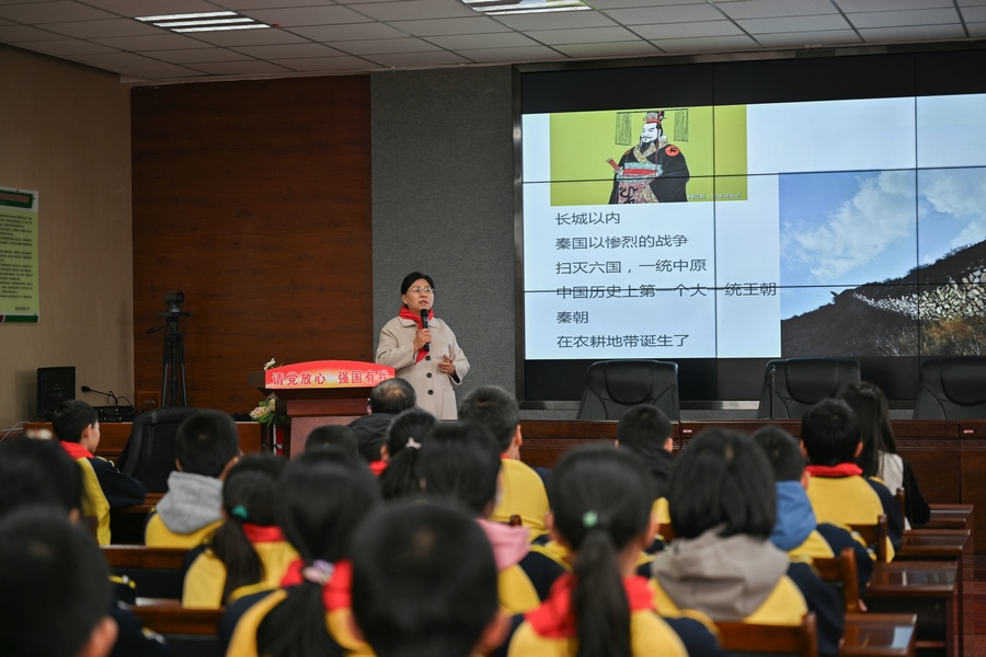 1703308846125824.jpg 高曉梅在新城區(qū)團(tuán)結(jié)小學(xué)講座.jpg