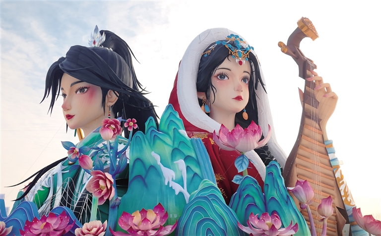 融合了花木蘭與王昭君經(jīng)典故事的“雙嬌輝映”彩燈。.jpg
