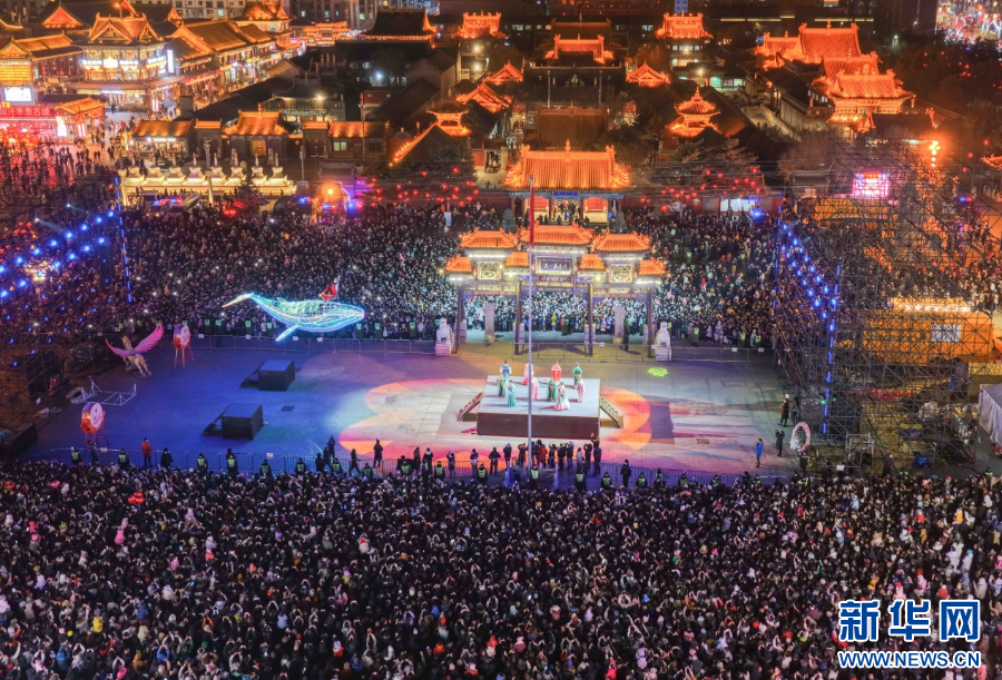 2025年12月31日晚，呼和浩特市玉泉區(qū)塞上老街旅游休閑街區(qū)跨年夜活動(dòng)現(xiàn)場(chǎng)游人如織。新華網(wǎng)發(fā)（丁根厚 攝）.jpg