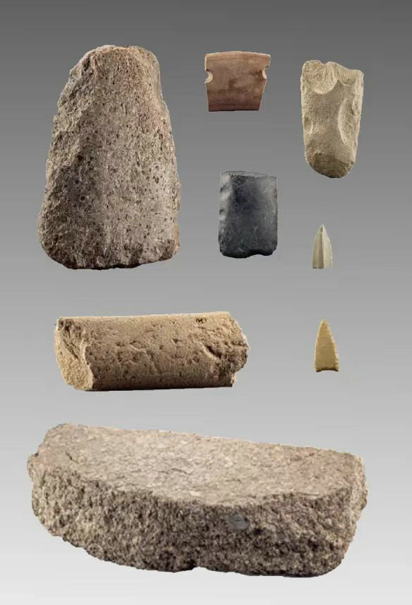腦特蓋遺址采集石器 圖片來源：《內(nèi)蒙古巴林右旗腦特蓋遺址調(diào)查報(bào)告——以紅山文化為中心的大型聚落》.jpg