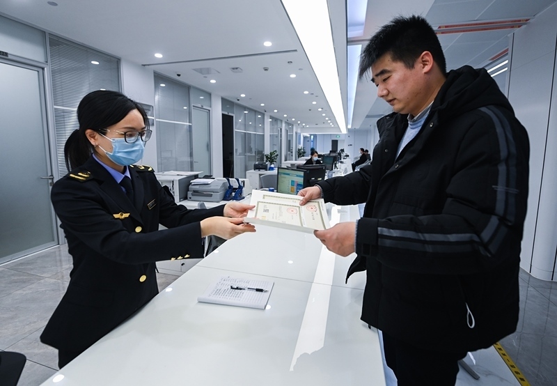 2023年2月8日，浙江省湖州市吳興區(qū)，企業(yè)負責人在中小微企業(yè)一站式服務平臺領(lǐng)取營業(yè)執(zhí)照。