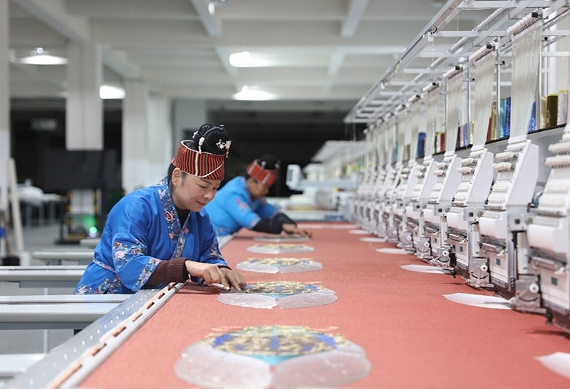 2023年2月13日，貴州省黔東南苗族侗族自治州施秉縣工業(yè)園區(qū)，工人在機繡車間作業(yè)。