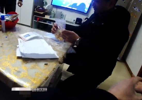 失主對(duì)照清單清點(diǎn)黃金等貴重物品。資陽市公安供圖