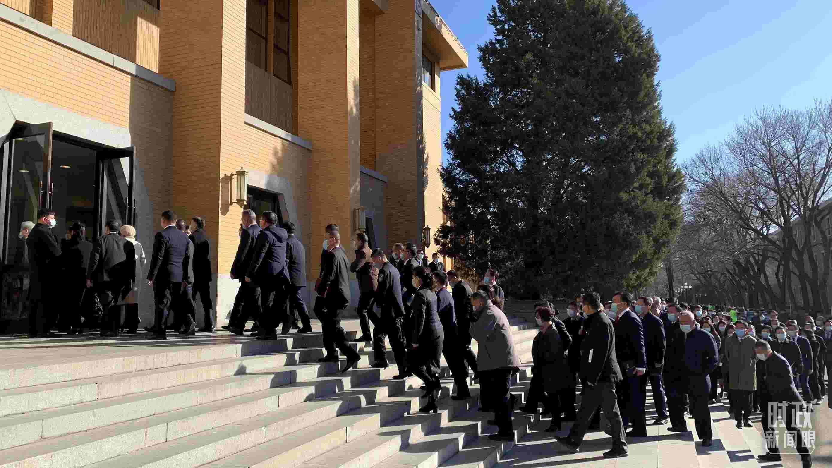 △參加這次慶祝大會暨開學典禮的與會人員正在步入會場。（總臺央視記者段德文拍攝）