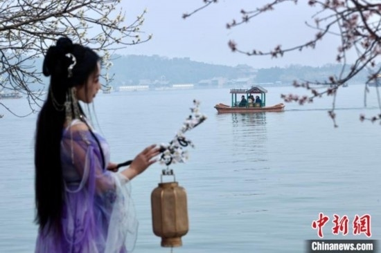 圖為游客在昆明湖畔游玩。<a target='_blank' data-cke-saved-href='/' href='/'><p align=