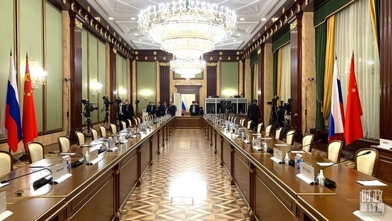 △俄羅斯聯(lián)邦政府大廈內(nèi)，習主席在這里會見俄羅斯總理米舒斯京。（總臺央視記者段德文拍攝）
