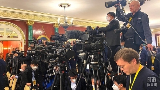 △等待中俄兩國元首共見記者的中外媒體同仁。（總臺央視記者段德文、李輝拍攝）