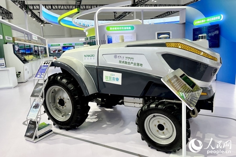 通過手機(jī)，就能指揮新能源無人駕駛拖拉機(jī)在田里作業(yè)。人民網(wǎng) 錢嘉禾攝