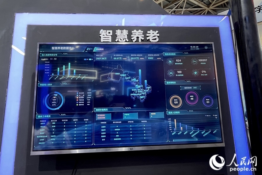“意康養(yǎng)”智慧養(yǎng)老平臺(tái)充分利用信息化手段，把轄區(qū)內(nèi)社會(huì)資源充分整合和調(diào)配，滿足老年人多元的養(yǎng)老服務(wù)需求。人民網(wǎng) 錢嘉禾攝