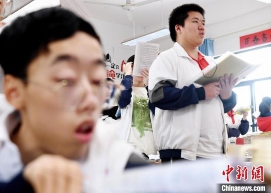 朱金祥(右)和鐘華強(qiáng)(左)正在加緊復(fù)習(xí)迎接高考。 卓忠偉 攝