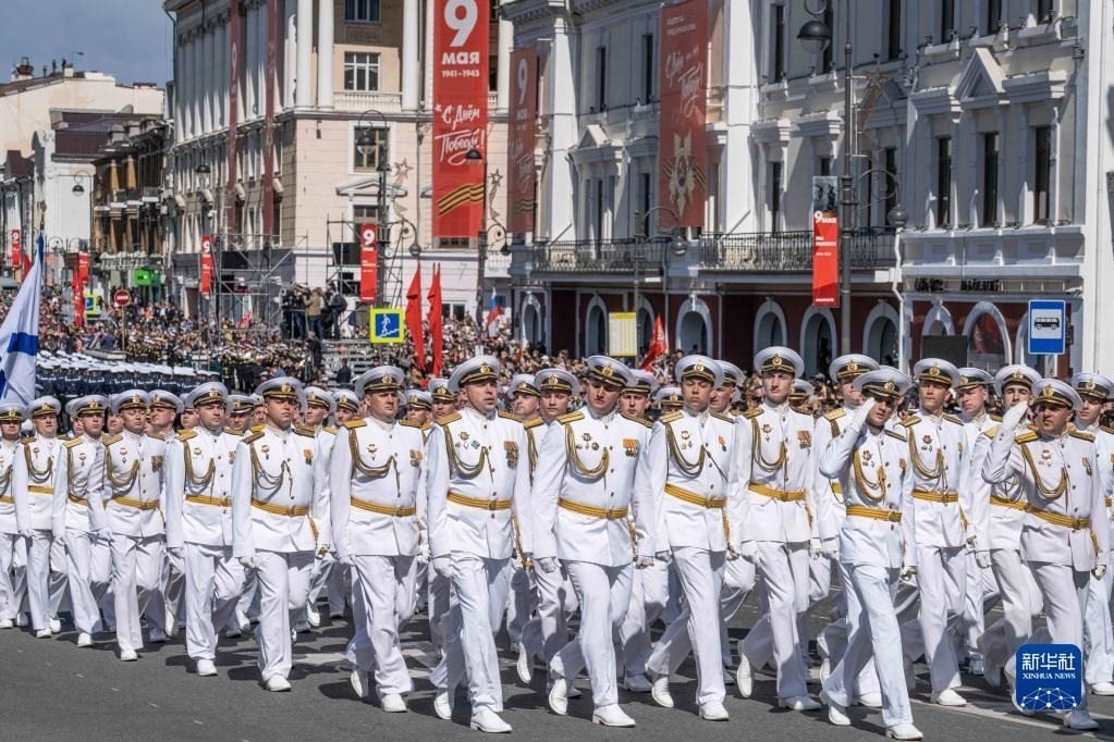 5月9日，在俄羅斯符拉迪沃斯托克市，軍人參加閱兵式。新華社發(fā)（郭飛洲攝）