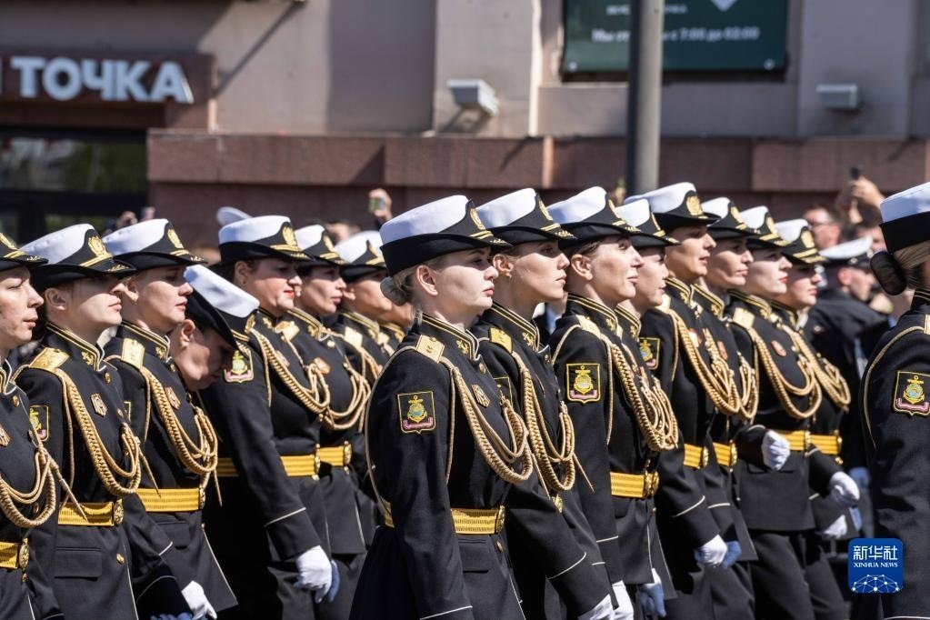 5月9日，在俄羅斯符拉迪沃斯托克市，軍人參加閱兵式。新華社發(fā)（郭飛洲攝）