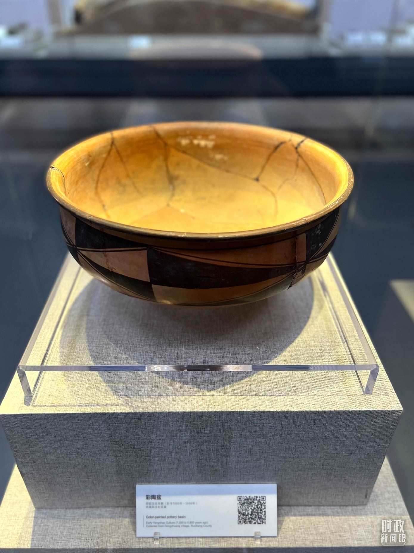 △運城博物館內(nèi)展出的仰韶文化早期的彩陶盆。（總臺央視記者邢彬拍攝）