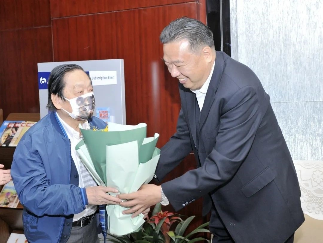 ▲青海省政協(xié)副主席、青海省林草局黨組書記、局長、祁連山國家公園青海省管理局局長李曉南在機場迎接韓美林