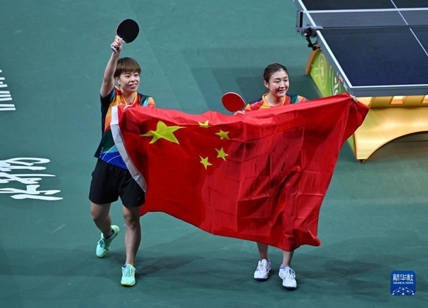5月27日，陳夢(mèng)（右）/王藝迪慶祝勝利。當(dāng)日，在南非德班進(jìn)行的2023年世界乒乓球錦標(biāo)賽女子雙打決賽中，中國選手陳夢(mèng)/王藝迪以3比0戰(zhàn)勝韓國選手田志希/申裕斌，奪得冠軍。新華社記者 陶希夷攝