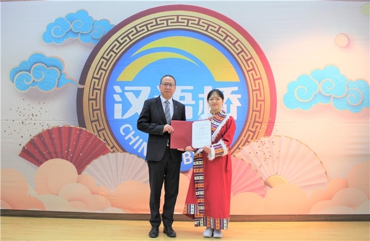 中國銀行首爾分行行長周建軍為大學(xué)生組冠軍頒獎并頒發(fā)就業(yè)證書。首爾孔子學(xué)院供圖