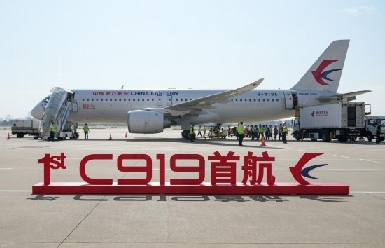 這是在上海虹橋國(guó)際機(jī)場(chǎng)停機(jī)坪拍攝的C919飛機(jī)（5月28日攝）。新華社記者丁汀攝