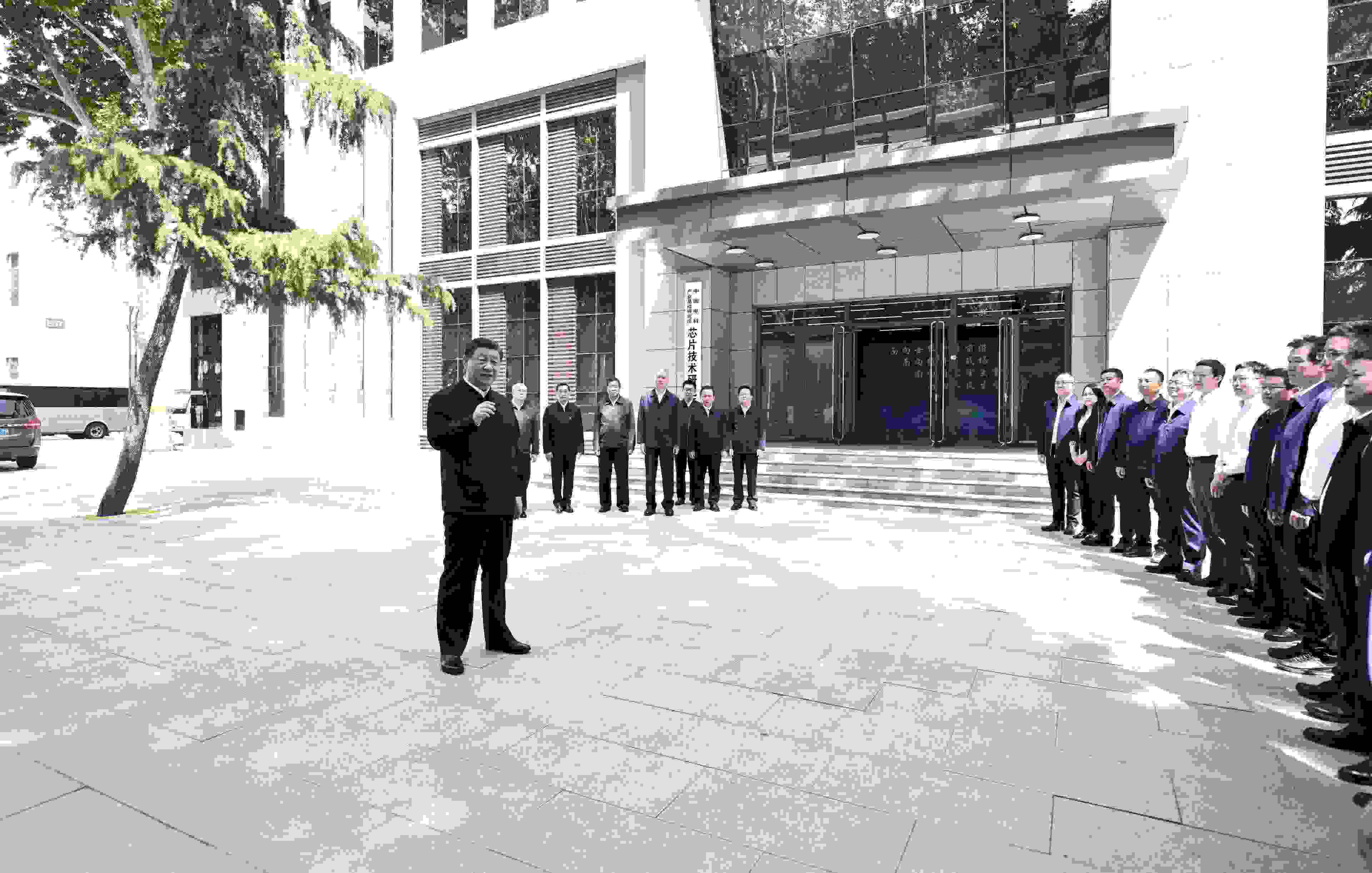 △2023年5月12日，習近平總書記在中國電科產(chǎn)業(yè)基礎研究院同科技工作者交流。