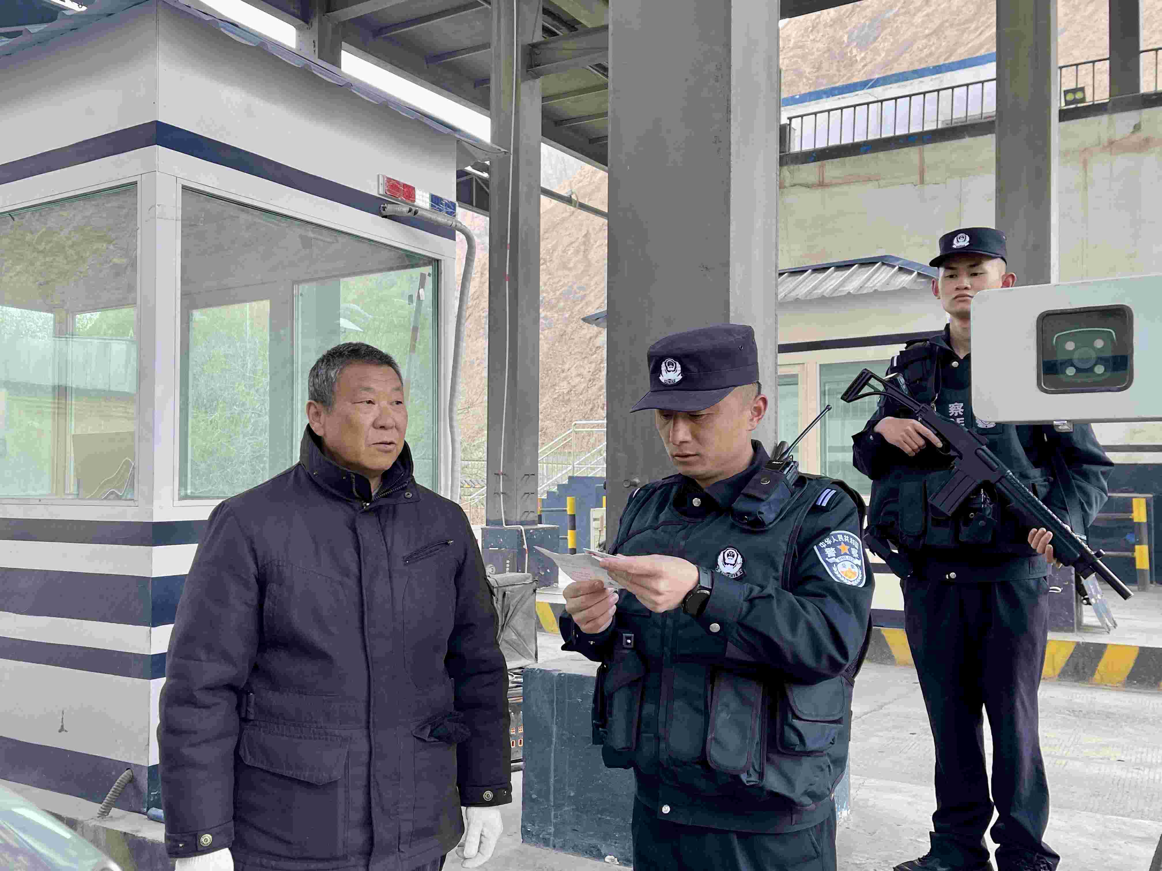 在庫地邊境檢查站，陳暢核對進出邊境管理區(qū)人員信息。人民網(wǎng) 周靜圓攝