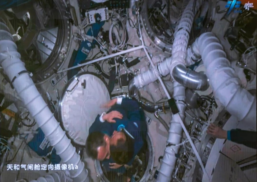神舟十五號航天員歡迎遠道而來的新乘組。中國載人航天工程辦公室供圖