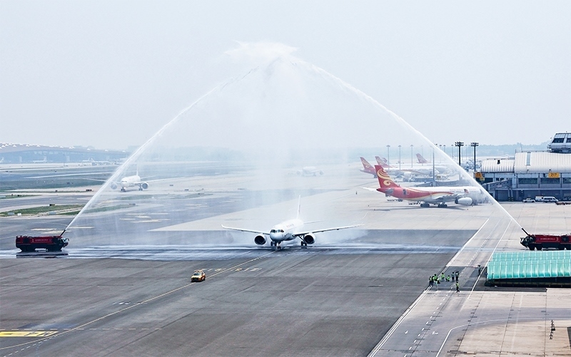 2023年5月28日，國產大型客機C919圓滿完成首次商業(yè)飛行，開啟市場化運營、產業(yè)化發(fā)展新征程。圖為北京首都國際機場以水門禮迎接C919首個商業(yè)航班東航MU9191。 新華社發(fā) 魏萌/攝