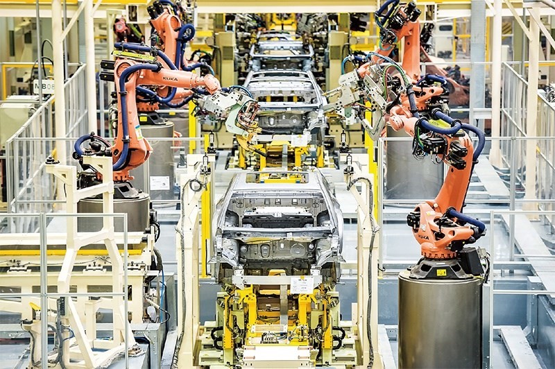 發(fā)展新能源汽車是我國從汽車大國邁向汽車強國的必由之路。2022年中國新能源汽車產銷分別實現(xiàn)705.8萬輛和688.7萬輛，連續(xù)8年位居世界第一。圖為廣汽埃安第一智造中心焊裝車間正在熱火朝天地生產。 廣汽埃安新能源汽車股份有限公司供圖