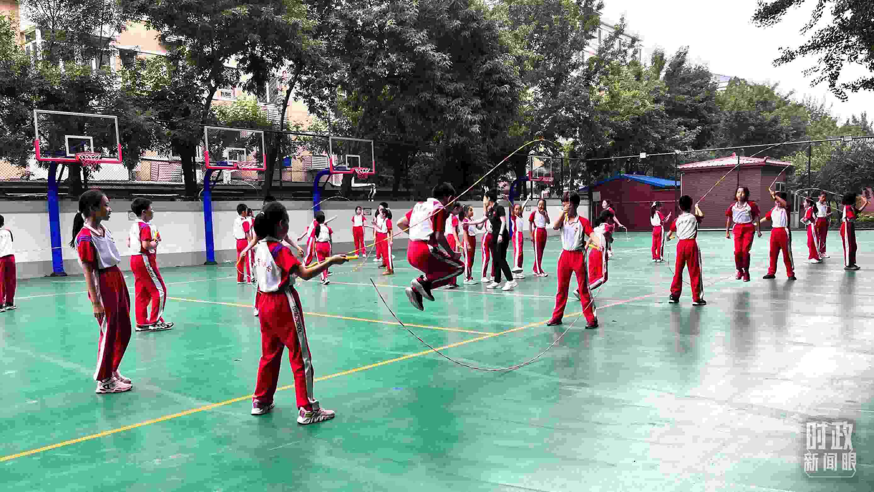 △正在跳繩的學(xué)生。（總臺(tái)央視記者張垚拍攝）