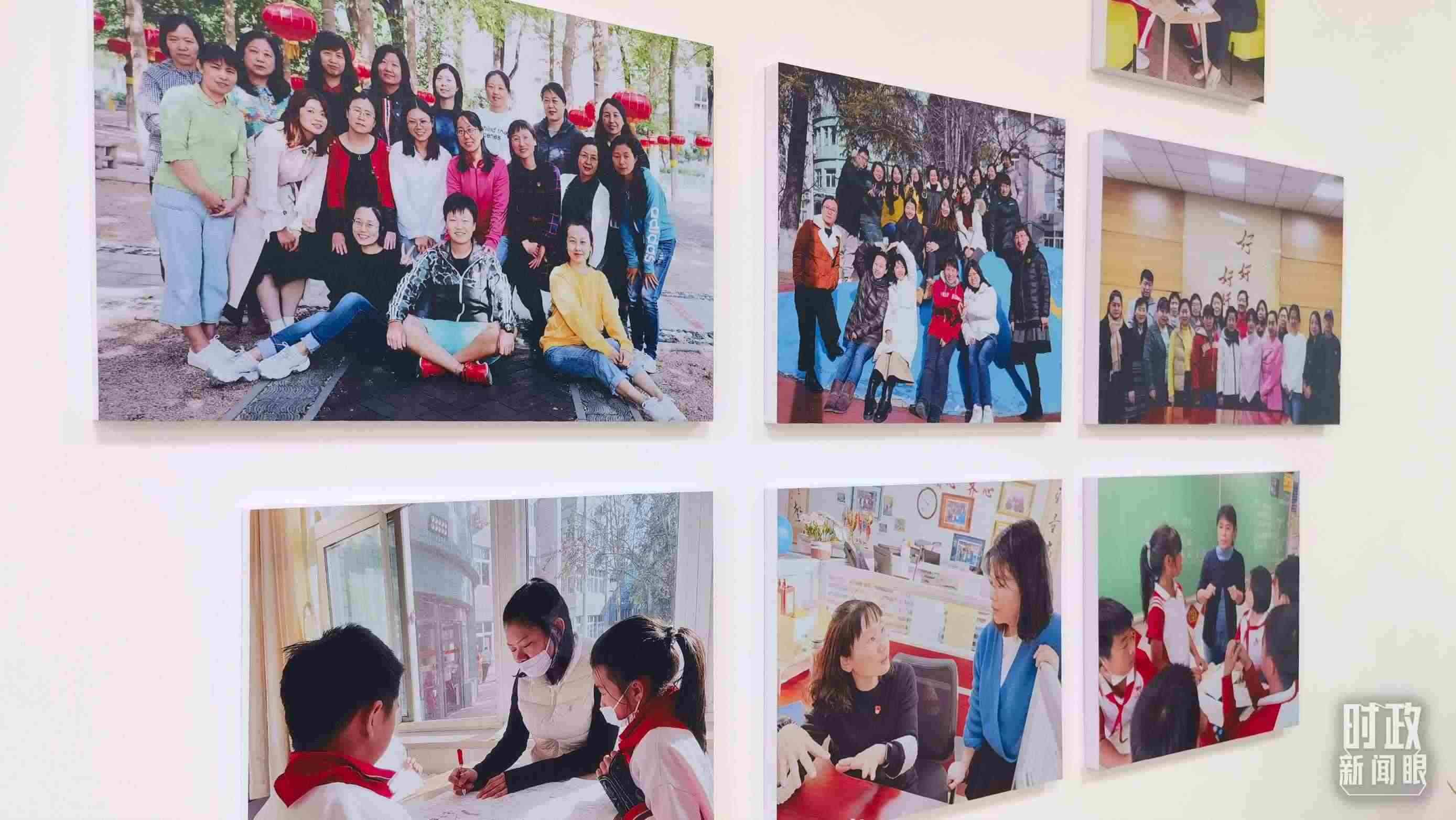 △五年級(jí)教師辦公室內(nèi)的合影展板。（總臺(tái)央視記者賈林拍攝）