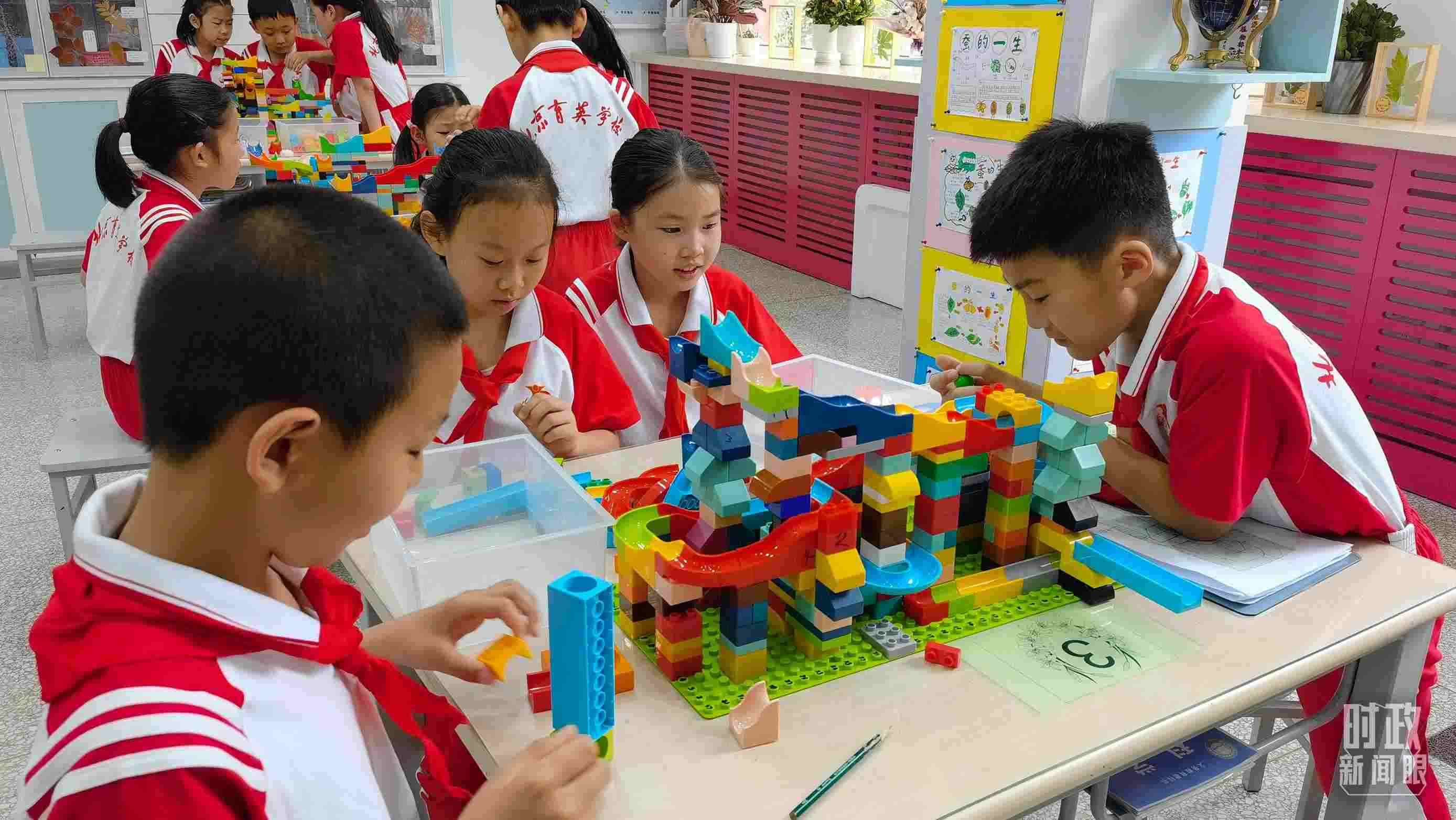△正在搭建過(guò)山車模型的學(xué)生們。（總臺(tái)央視記者石丞拍攝）