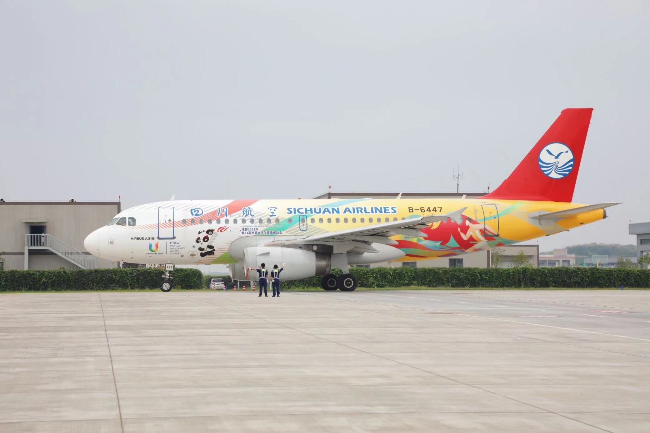 “大運(yùn)號(hào)”主題彩繪飛機(jī)。 圖片來(lái)源：成都大運(yùn)會(huì)執(zhí)委會(huì) 趙汪洋攝