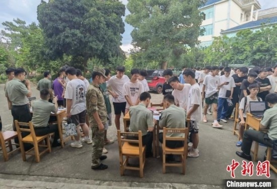 專武干部在發(fā)放兵役登記證。韋碩 攝