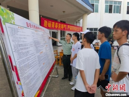 專武干部在講解應(yīng)征體檢標(biāo)準(zhǔn)。韋碩 攝