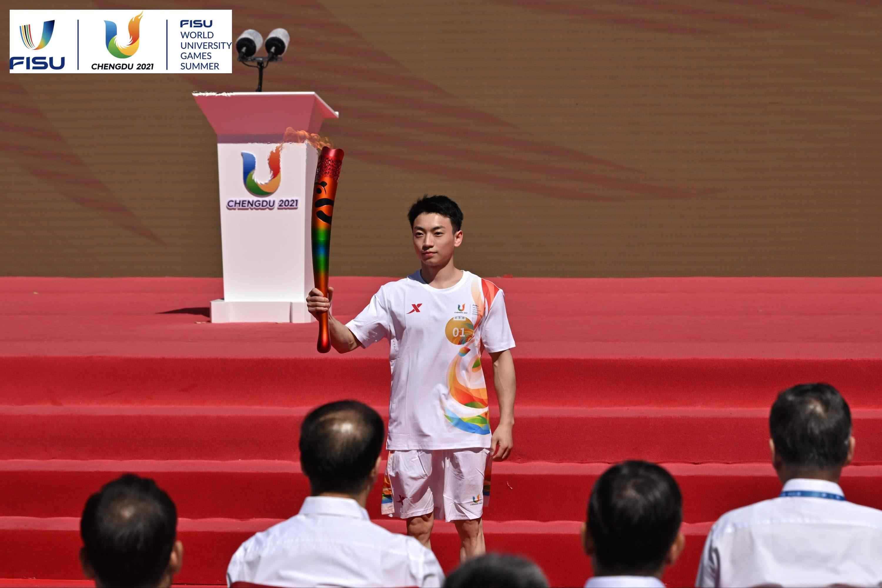 成都大運(yùn)會(huì)火炬手、奧運(yùn)冠軍鄒敬園高舉火炬。 圖片來(lái)源：成都大運(yùn)會(huì)執(zhí)委會(huì)供圖