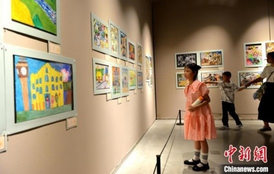 圖為家長帶著孩子參觀展覽。呂明 攝