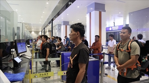 6月13日，乘坐中老鐵路國際旅客列車的旅客在磨憨邊檢大廳排隊候檢。李揚(yáng) 攝