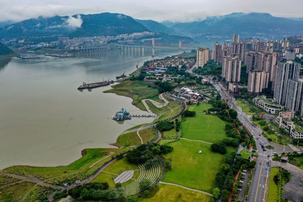 這是2023年6月7日拍攝的位于重慶市云陽縣的云陽城區(qū)環(huán)湖綠道（無人機(jī)照片）。當(dāng)?shù)貙⑸鷳B(tài)治理與生態(tài)修復(fù)結(jié)合起來，兼顧城市旅游和運(yùn)動休閑等功能需要，打造環(huán)縣城兩江四岸33公里綠道。新華社記者 唐奕 攝