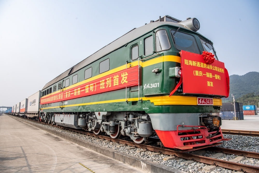 陸海新通道跨境鐵公聯(lián)運(yùn)班列（重慶—瑞麗—緬甸）首發(fā)班列在重慶江津小南埡鐵路物流中心等候發(fā)車（2023年4月3日攝）。新華社記者 唐奕 攝