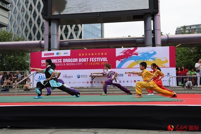 中華武術(shù)表演吸引了眾多英國觀眾。人民網(wǎng)記者 邢雪攝