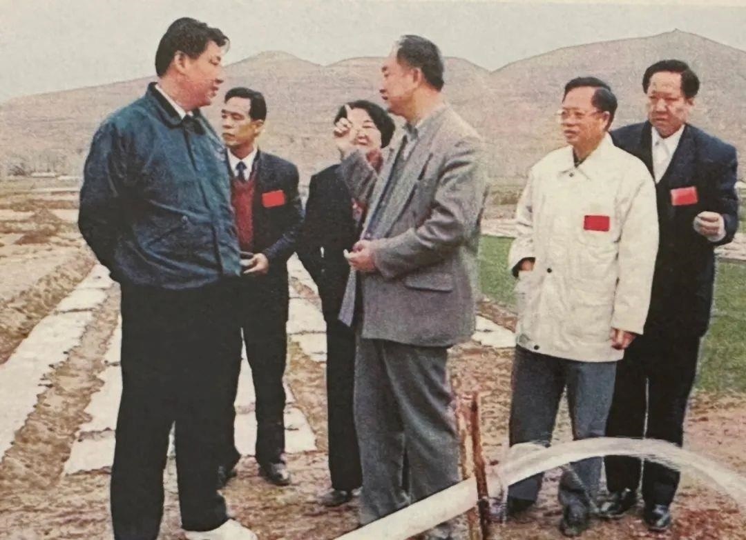 △1997年4月20日，習(xí)近平在寧夏固原市隆德縣調(diào)研。