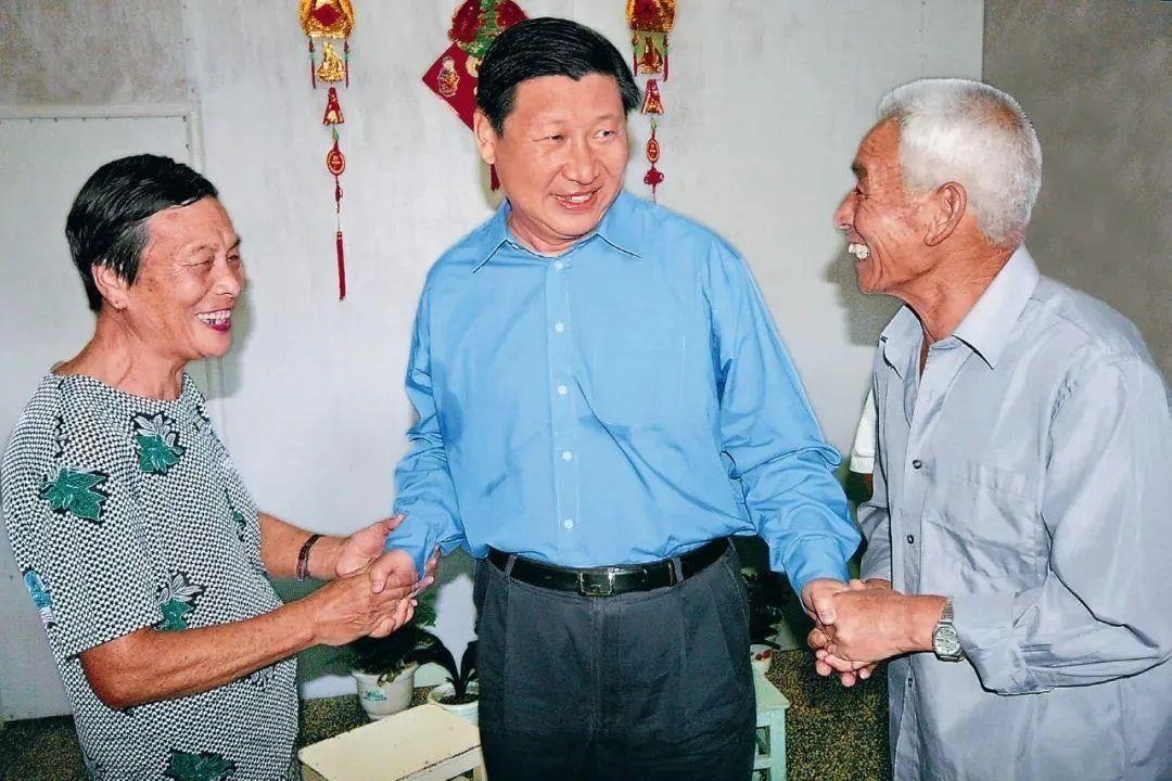 △2006年9月21日，習(xí)近平在浙江省舟山市普陀區(qū)東極鎮(zhèn)看望當(dāng)?shù)貪O民。