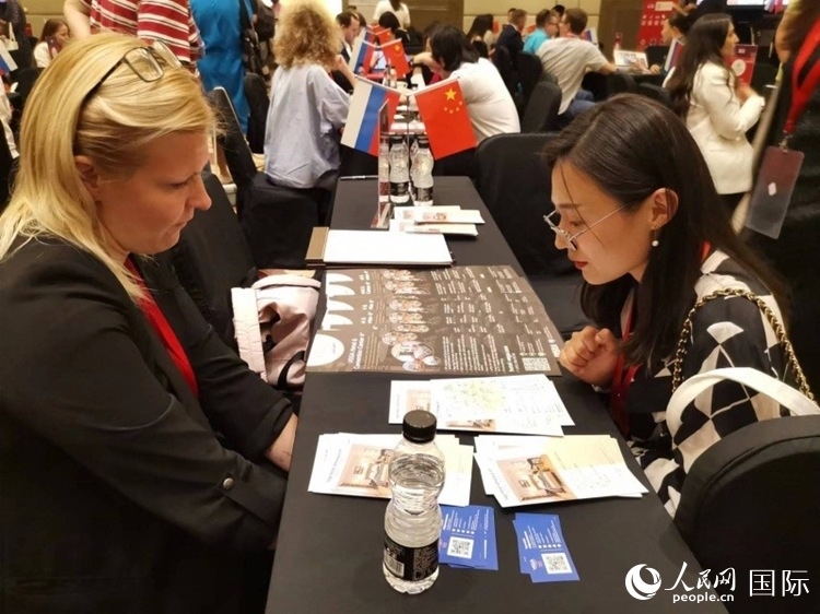 中俄旅游行業(yè)代表在北京路演活動(dòng)現(xiàn)場(chǎng)面對(duì)面溝通。人民網(wǎng)記者 楊倩攝