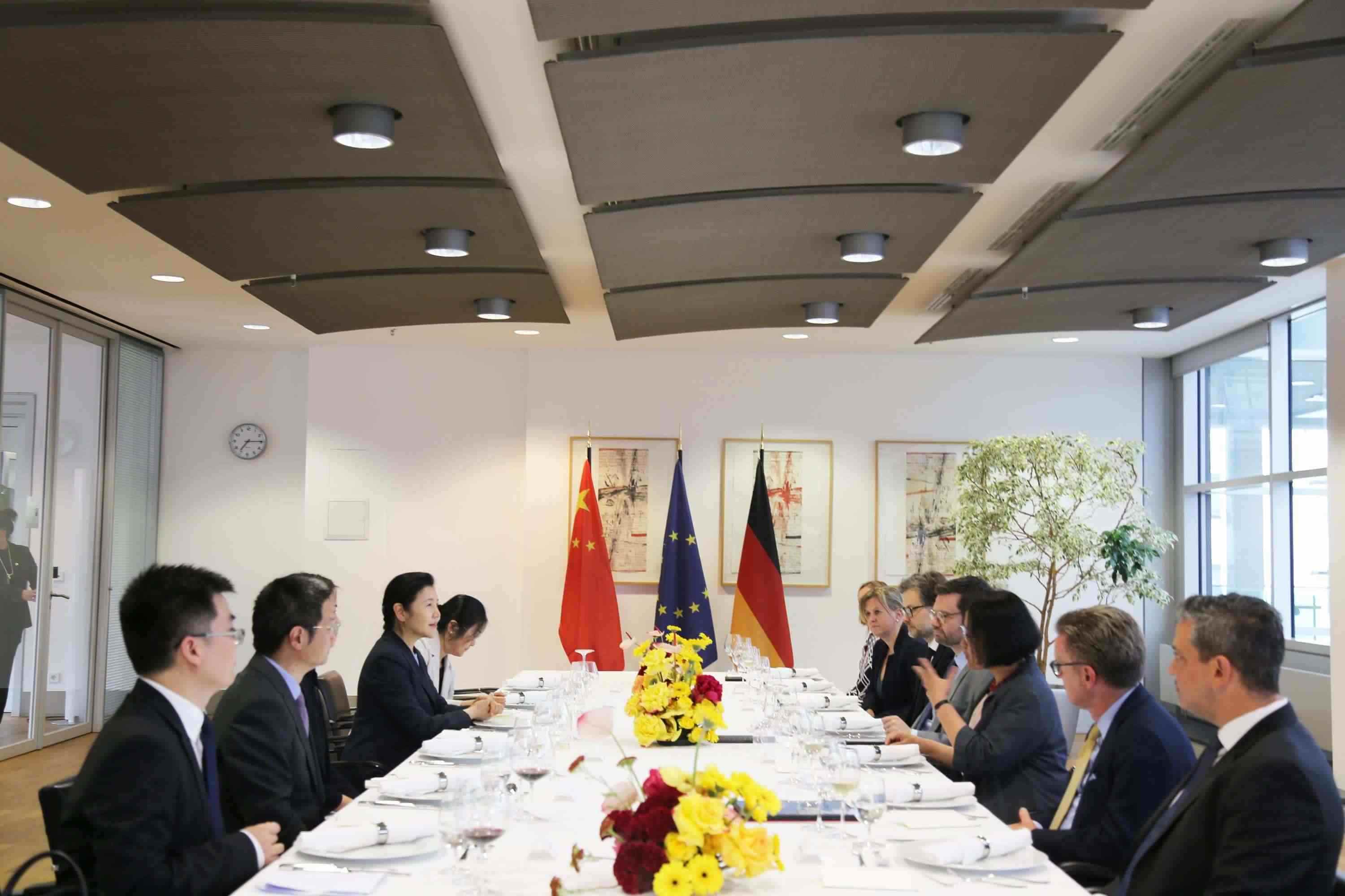 司法部長賀榮與德國聯(lián)邦司法部長布施曼舉行會談。