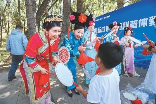 昨天上午，“奮進(jìn)新征程 建功新時(shí)代”2023年懷柔區(qū)第十八屆京韻滿鄉(xiāng)文化旅游節(jié)正式開幕，豐富多彩的文化演出吸引大批游客來(lái)此體驗(yàn)別具特色的滿族文化。本報(bào)記者 甘南攝