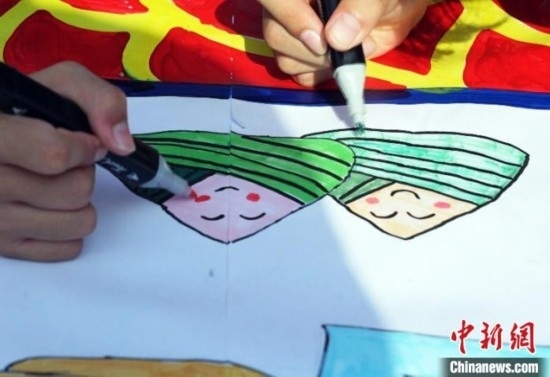 圖為長(zhǎng)卷繪畫現(xiàn)場(chǎng)。 興業(yè)縣融媒體中心供圖