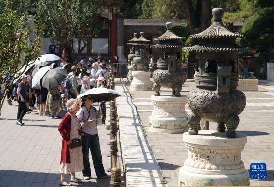 6月22日，游人在北京頤和園參觀游覽。新華社記者 任超 攝