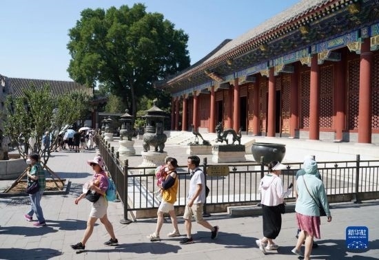6月22日，游人在北京頤和園參觀游覽。新華社記者 任超 攝